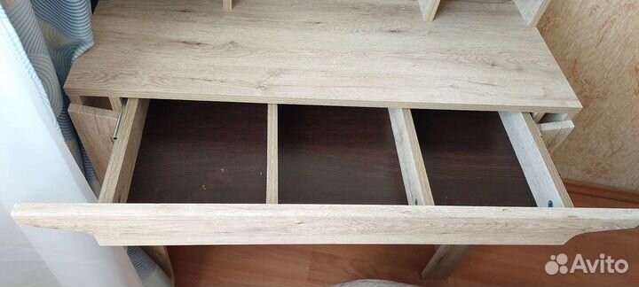 Туалетный столик с зеркалом