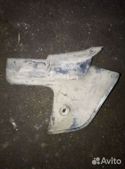 Брызговик задний правый Toyota Mark 2 GX90