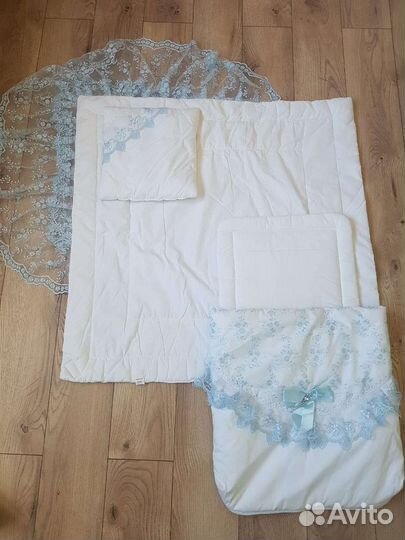 Конверт с нежным голубым кружевым на выписку