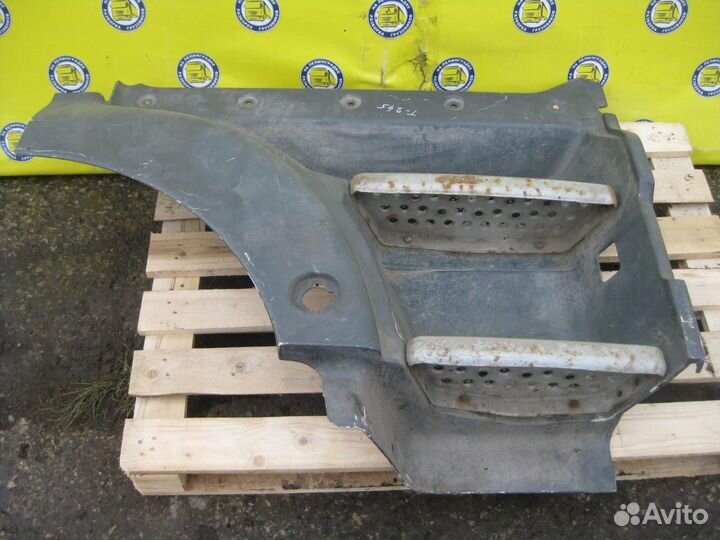 Корпус подножки правый, широкая кабина 81615100824