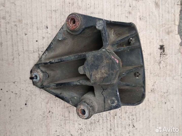 Кронштейн кпп Audi 100 C4 4A0419877B