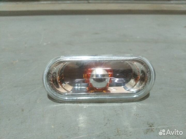 Повторитель поворота в крыло передний Volkswagen