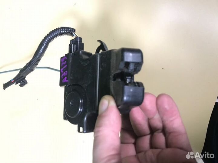 Замок крышки багажника Toyota Avensis AZT250