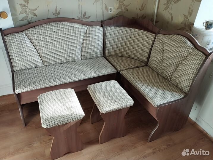 Кухонный уголок со столом