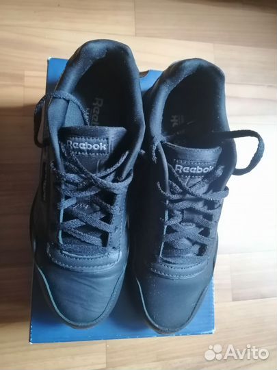 Продам кроссовки женские Reebok