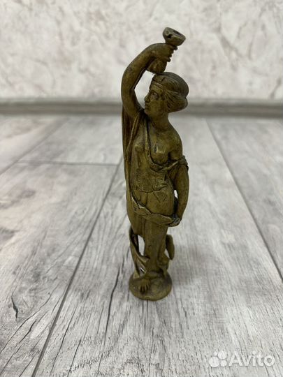 Бронзовая статуэтка девушки, подсвечник
