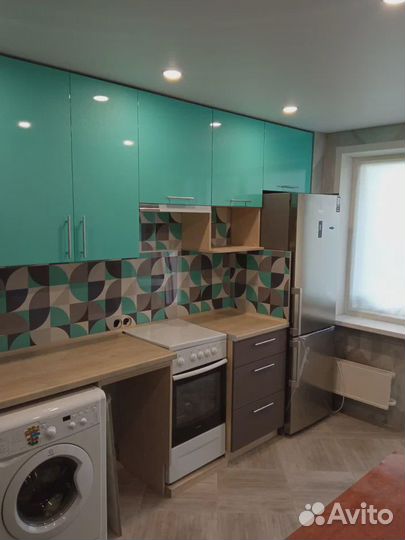 Кухонный гарнитур яркий, бирюзовый, на заказ