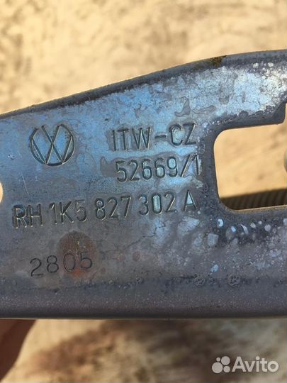 Петля крышки багажника правая VW Jetta 5