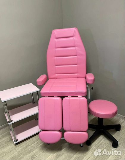 Педикюрное кресло розовое с тележкой