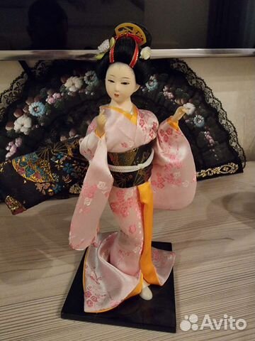 Японская Гейша в лаконичном кимоно розовом