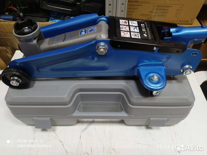 Домкрат подкатной 2 т в кейсе Stels