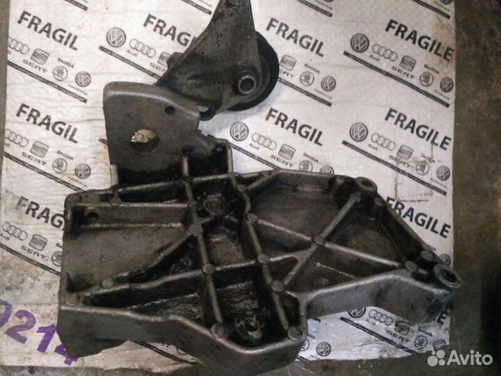 Кронштейн компрессора кондиционера Volkswagen