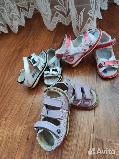 1) Обувь для девочек одного размера