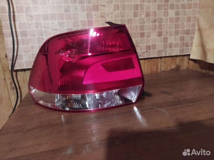 Фонарь левая Фольксваген поло 10-15 до рест