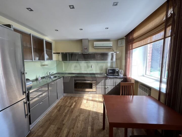 3-к. квартира, 100 м², 4/5 эт.