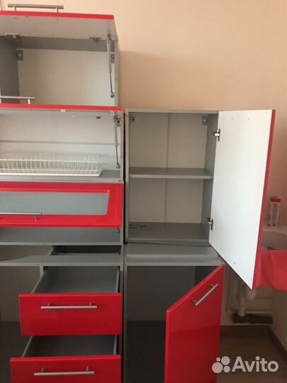 Столешница вырезана под мойку и варочную панель