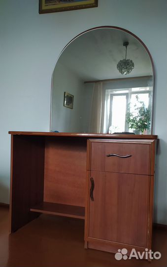 Столик с зеркалом