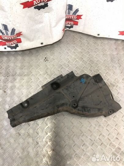 Защита днища кузова задняя левая Mercedes