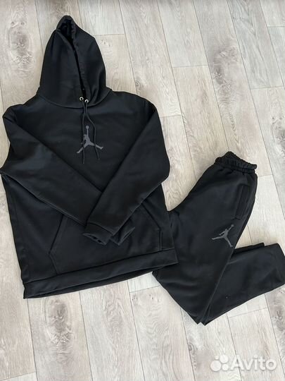 Мужской спортивный костюм