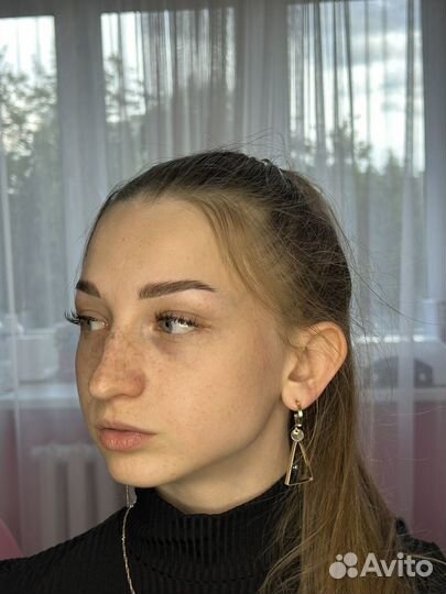 Модель на брови