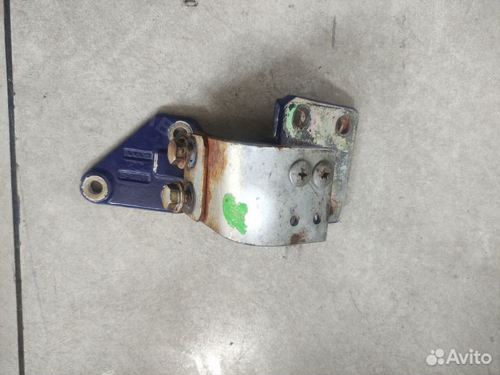 Петля двери правой нижняя Iveco Stralis стралис