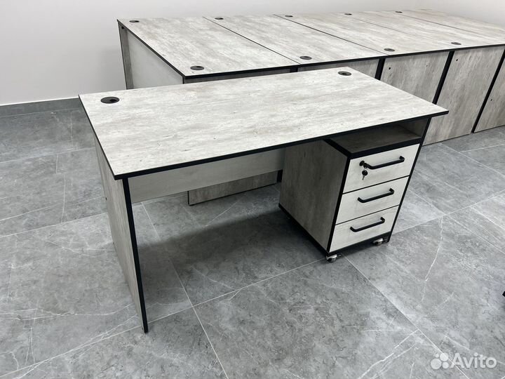 Стол письменный с тумбой