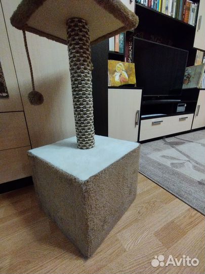 Кошачий домик с когтеточкой