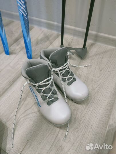Лыжи беговые 150см ботинки 35р. Палки 100см