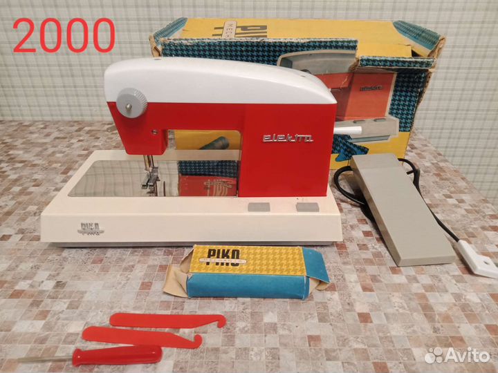 Игрушечная швейная машинка