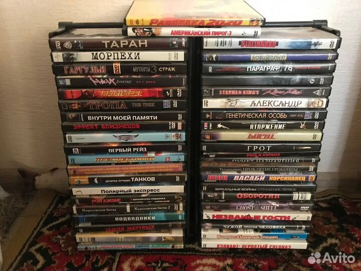 DVD-диски с фильмами (с полками под них)