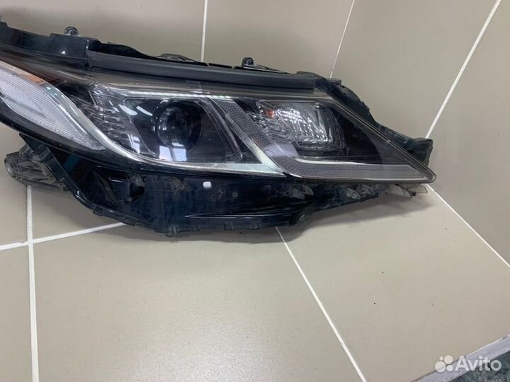 Фара передняя правая Toyota Camry 2017
