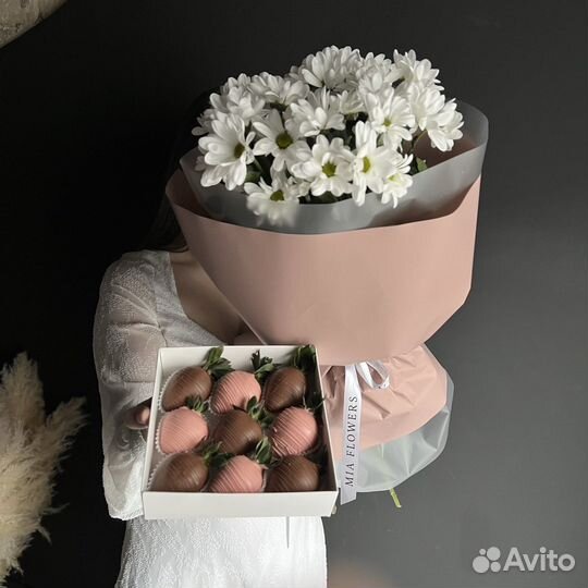 Клубника в шоколаде и ромашка хризантема