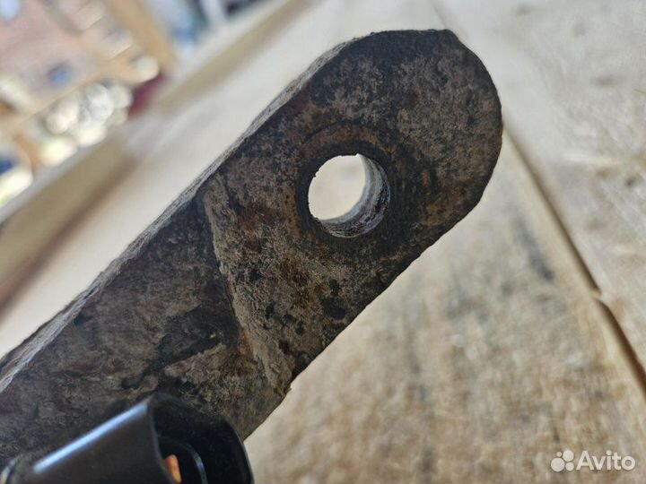 Кулак поворотный передний правый Mitsubishi Lancer