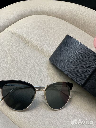 Солнцезащитные очки женские prada