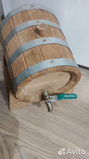 Жбан, бочка на маленькой подставке