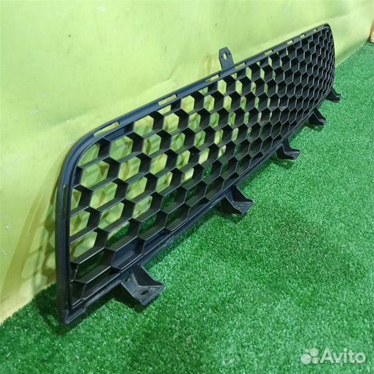 Решетка в бампер центральная Mitsubishi Pajero /M