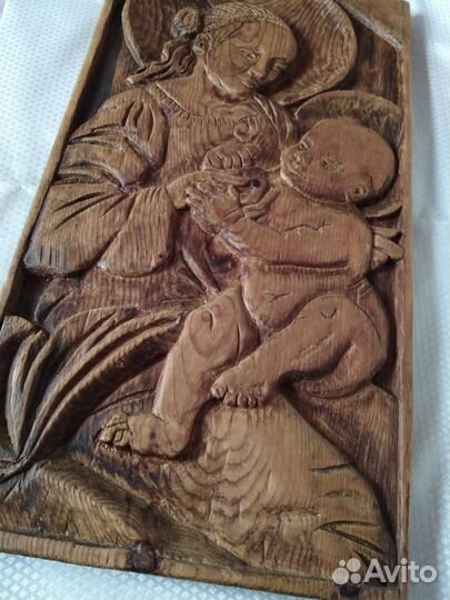 Панно. Мадонна с младенцем. Резьба по дереву