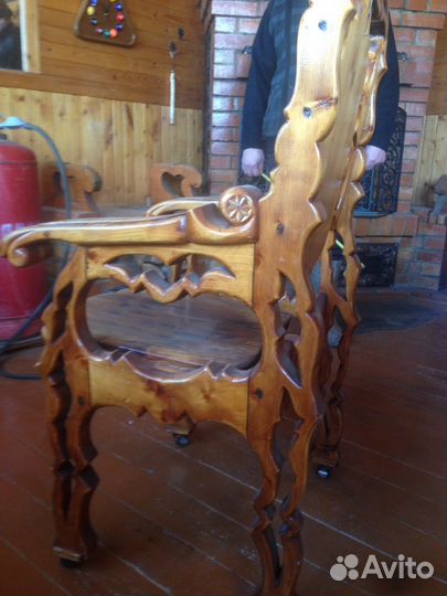 Стол и кресло