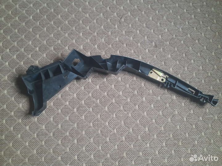 Направляющая переднего бампера левая Passat B5