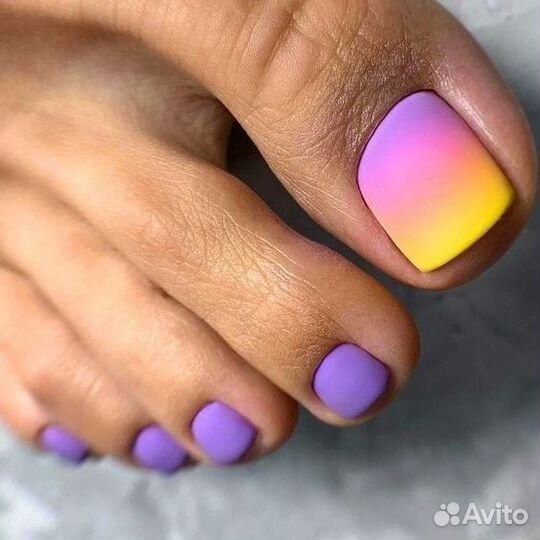 Модель на педикюр с покрытием гель-лак