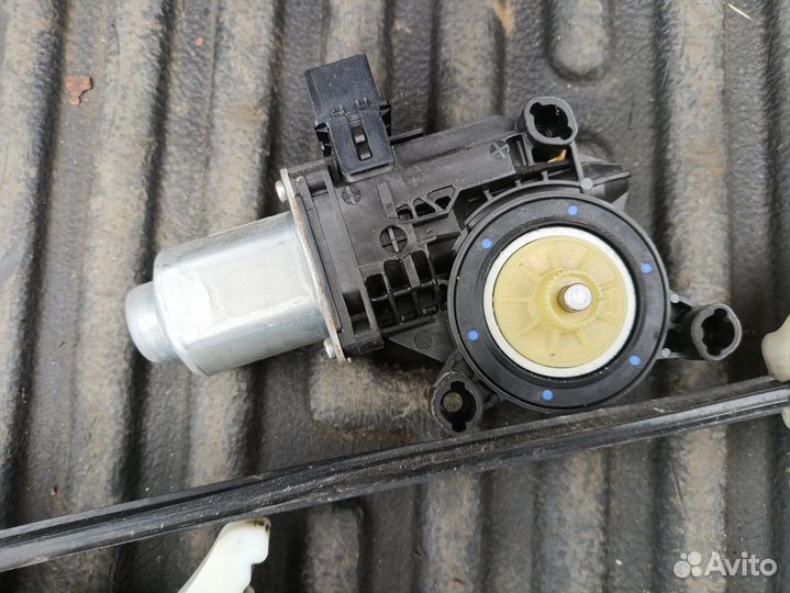 Стеклоподъёмник задней правой двери