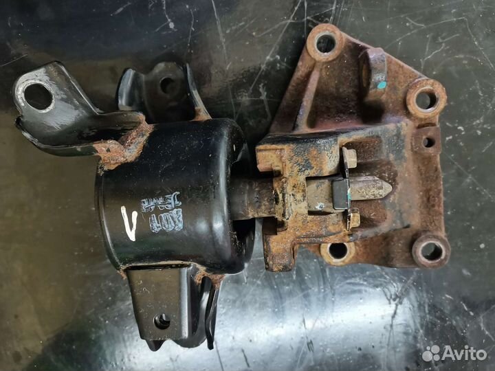 Опора двигателя левая правая Hyundai Solaris седан