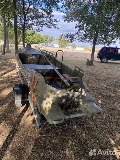 Болотоход с мотором и прицепом