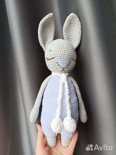 Вязаный игрушка заяц символ нового года