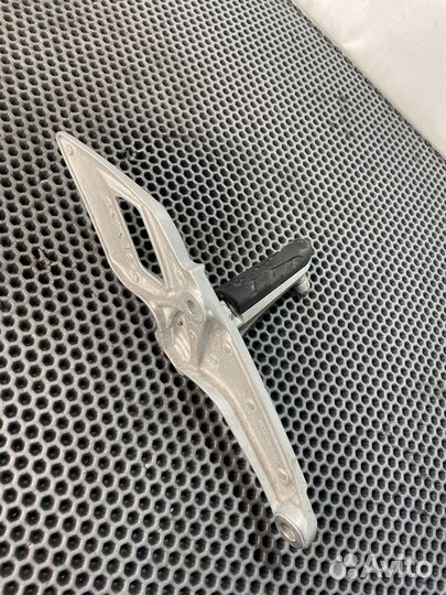 Левый кронштейн подножки водителя honda vfr 1200