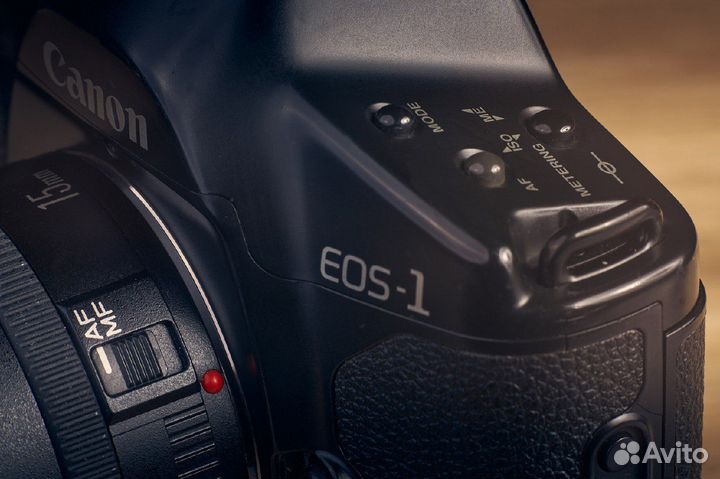 Зеркальный фотоаппарат Canon EOS 1