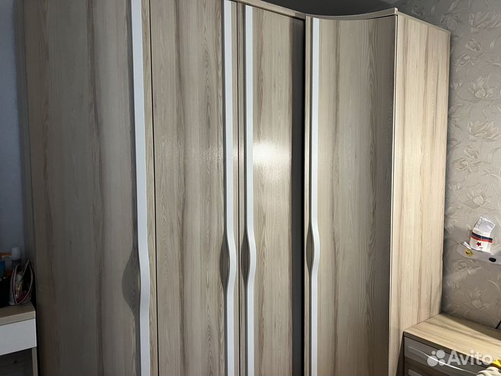 Шкаф платяной