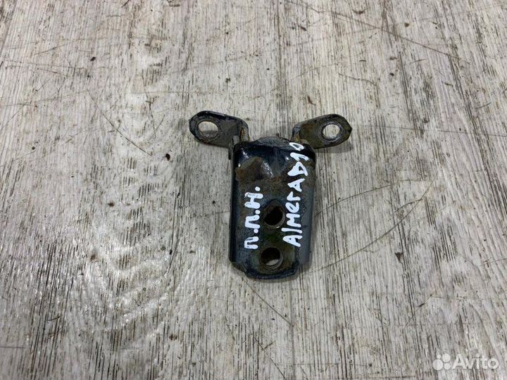 Петля двери передняя правая Nissan Almera Classic
