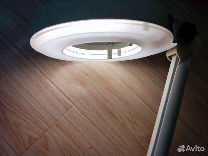 Лампа настольная с лупой