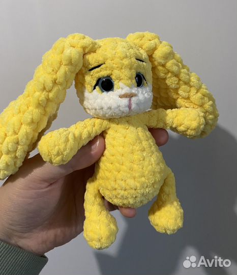 Вязаные игрушки зайка желтый